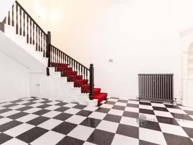 Cozy 6 bedroom semi detached house for rent in Grove Road, Bou.