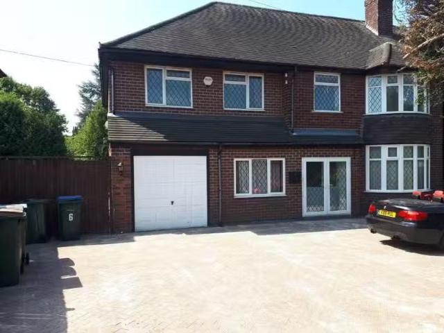 Rental! 6 bedroom semi detached house for rent in Kenpas Highw.