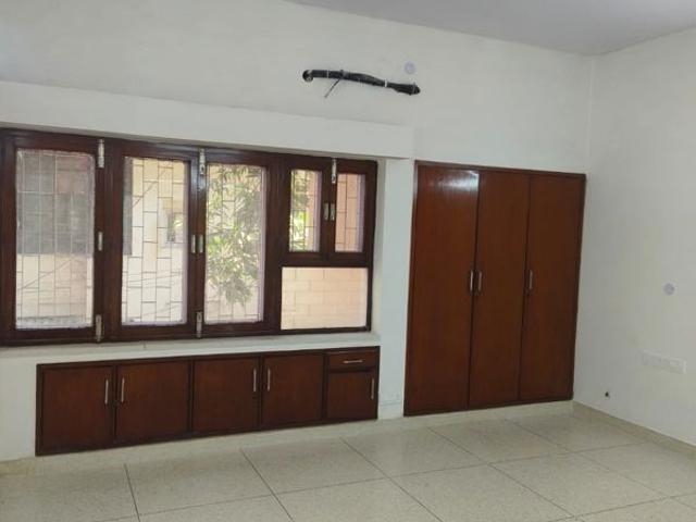 Rental | 6+ BHK + Servant Room 500 Sq.Yd. Apartment in Safdarjung Enclave