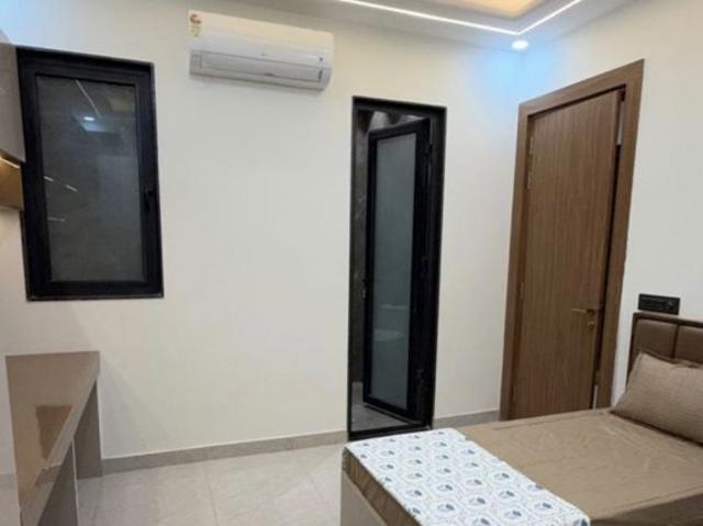 Rental | 6+ BHK + Pooja Room,Servant Room,Study Room,Extra Room,Basement,Store Room 300 Sq.Ft. Independent House in Sector 44