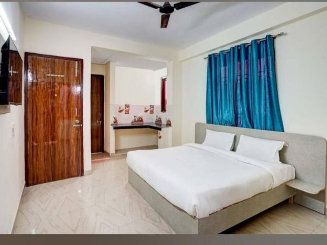 Rental | 6+ BHK + Pooja Room,Store Room 150 Sq.Yd. Independent House in Sector 72