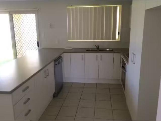 Deal! 6 Edward Windeyer Way, Raymond Terrace House for rent L.
