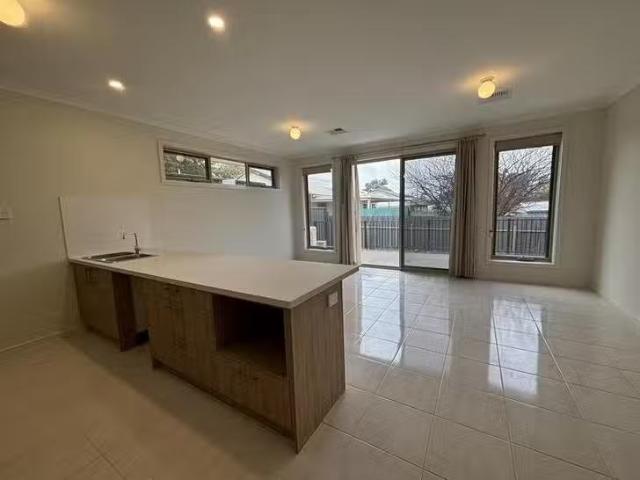 Rental! 6 Marcian Street, Christie Downs, SA 5164