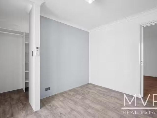 Nice 6 Rakitno Close, Lake Coogee, WA 6166
