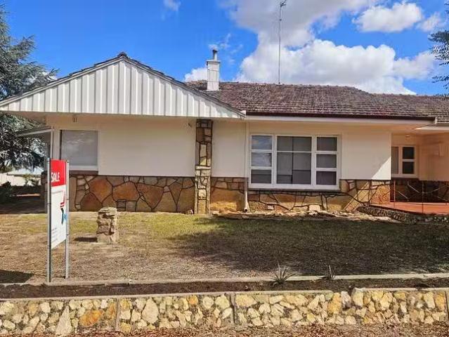 Nice 70 Blantyre Street, Katanning, WA 6317