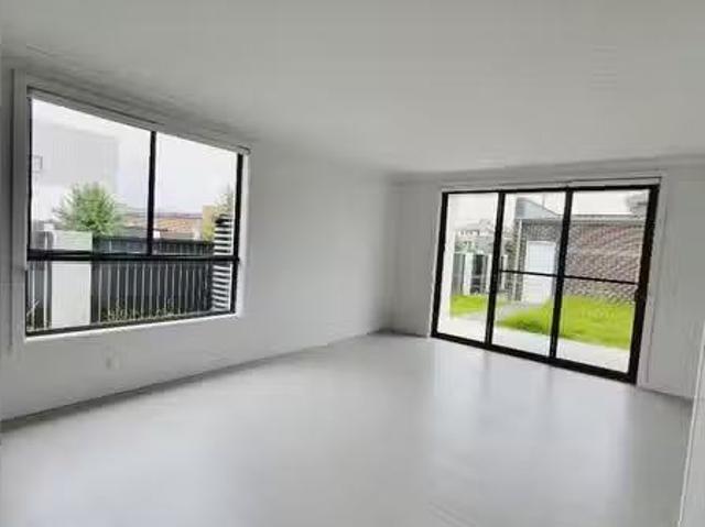 Deal! 73 Passiflora Avenue, DENHAM COURT Townhouse for rent L.