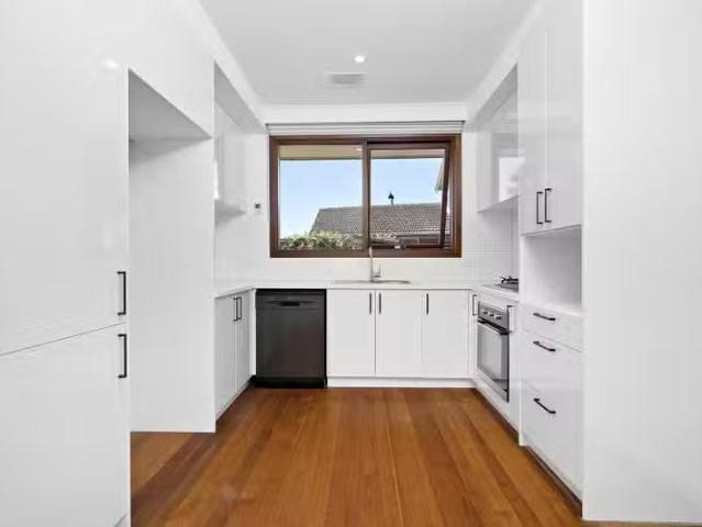 For Rent! 7/6 8 Amiens Street, Hampton VIC 3188