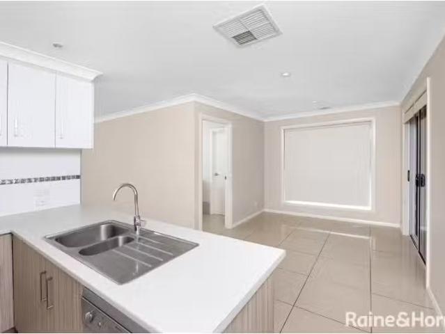 Cheap 76 Messenger Ave, BOOROOMA Apartment for rent Listed by.