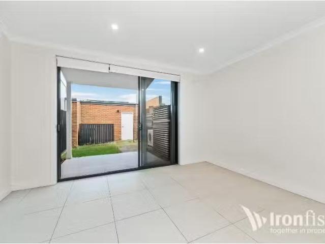 Nice 77 Passiflora Avenue, Denham Court Apartment for rent Li.