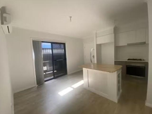 Charming 78a Floyd Street, SPRING FARM Apartment for rent Lis.