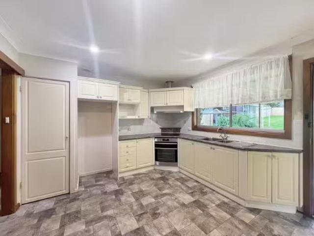 Rental! 868 Montpelier Drive, THE OAKS House for rent Listed.