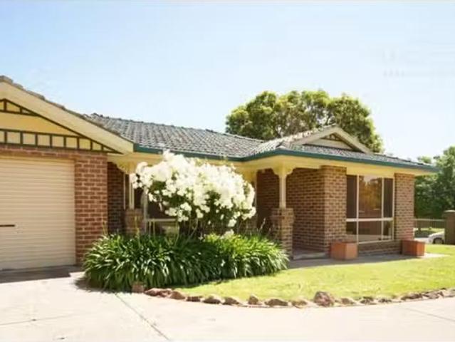 Unique 8/95 Balleroo Crescent, Glenfield Park House for rent.