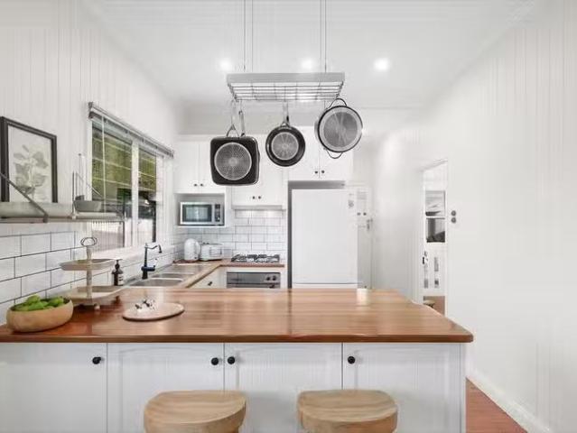 Rental! 8 Carbethon Street, Manly, QLD 4179