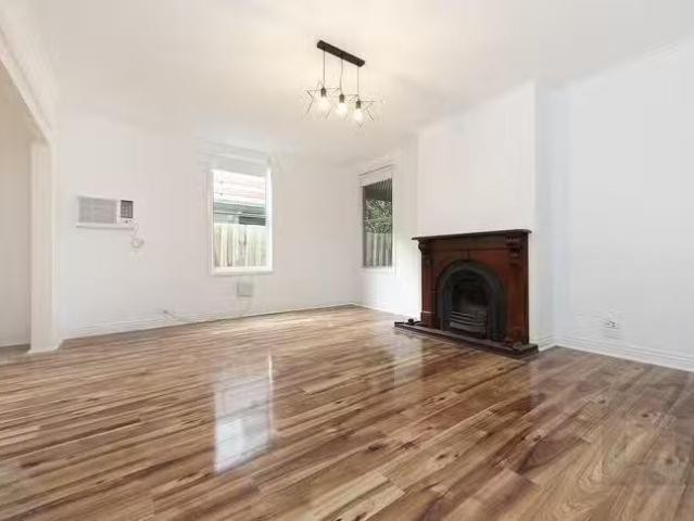 Just in! 8 Edward Street, Seddon, VIC 3011
