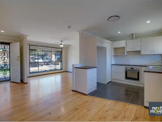 Deal! 8 Fontana Way, Singleton House for rent Listed by Trace.