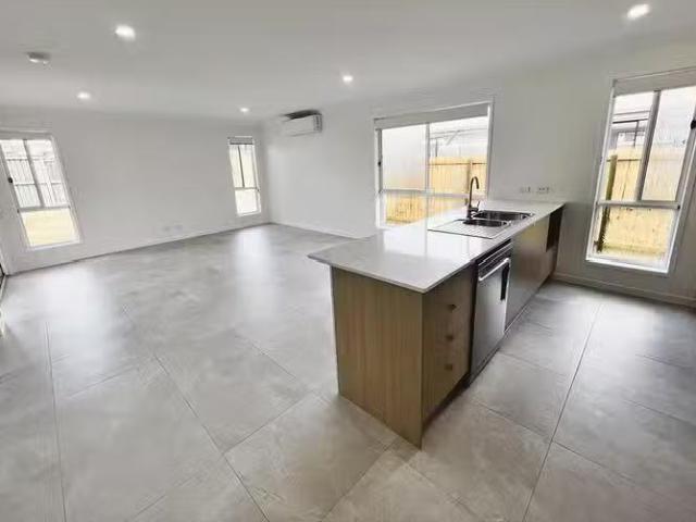 Cozy 8 Flame Tree Road, Cotswold Hills, QLD 4350