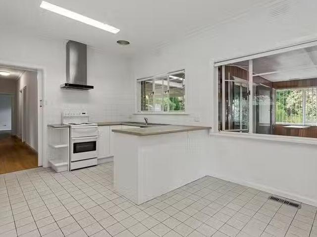 Unique 8 Glenora Avenue, Croydon, VIC 3136
