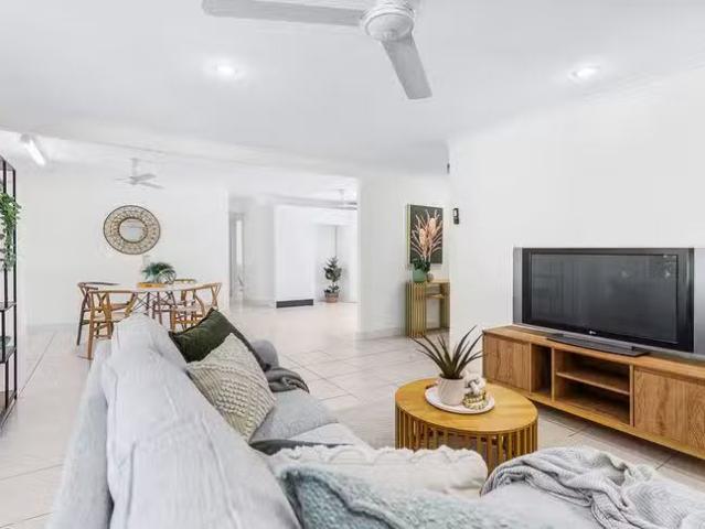Rental! 8 Greenfield Close, Mooroobool, QLD 4870