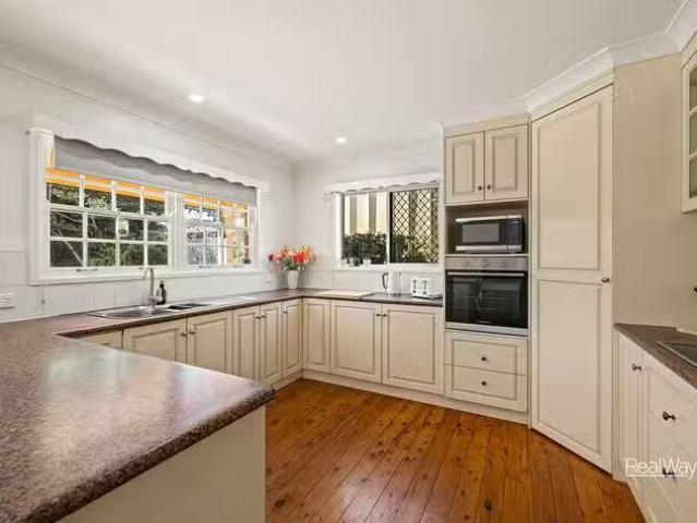 Cozy 8 Herries Street, East Toowoomba, QLD 4350
