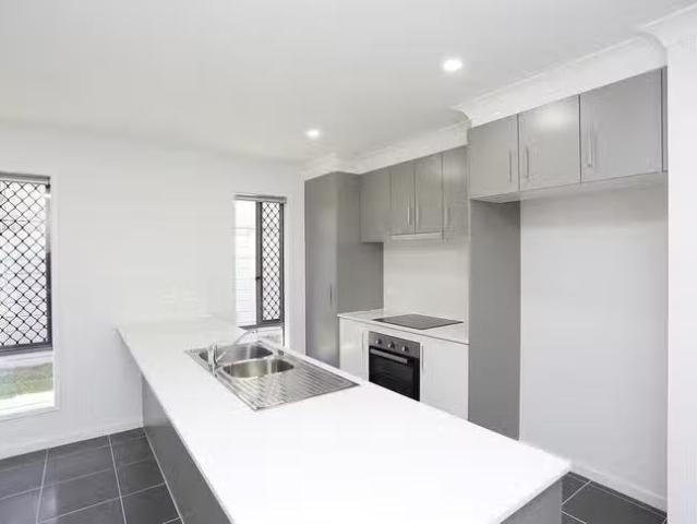 For Rent! 8 Midnight Crescent, Ipswich, QLD 4300