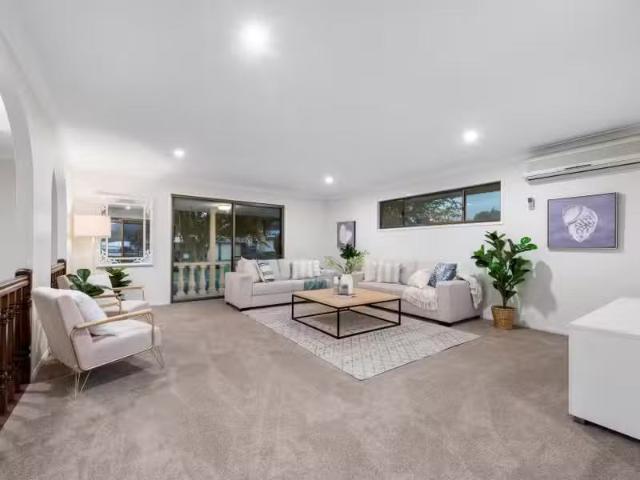 Unique 8 Sandringham Street, Mansfield QLD 4122