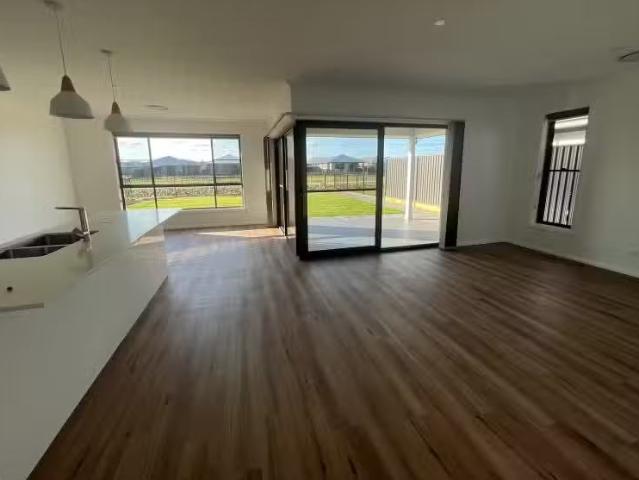 Unique 8 Sea Crescent, Dubbo House for rent Listed by Tina Ha.