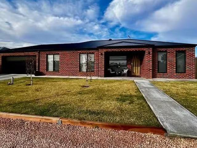 Unique 8 Sutterby Place, Red Cliffs, VIC 3496