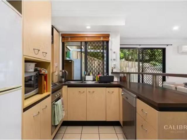 Charming 9/24 Arthur Terrace, Red Hill Townhouse for rent Lis.