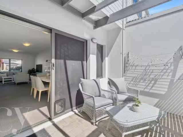 Just in! 9/25 O'connor Close, North Coogee, WA 6163