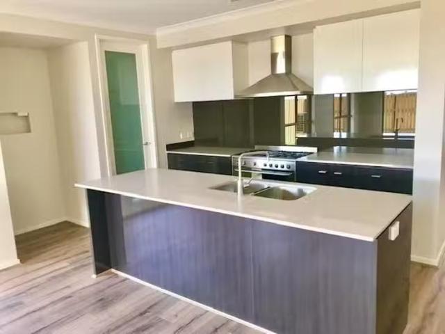 Nice 9 comebatine Street, Pimpama, QLD 4209