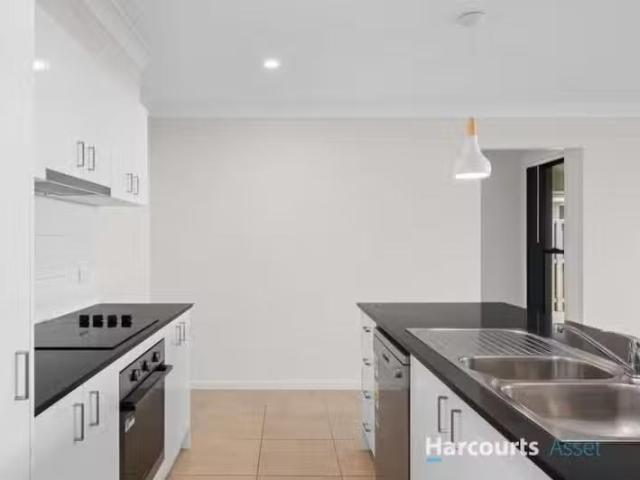 Unique 9 Haystack Close, PARK RIDGE, QLD 4125 House for Rent