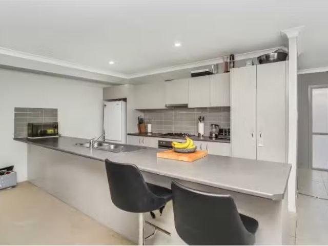 Charming 9 Nigella Circuit, Hamlyn Terrace Townhouse for rent.