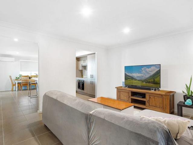 Rental close to schools and local shopping