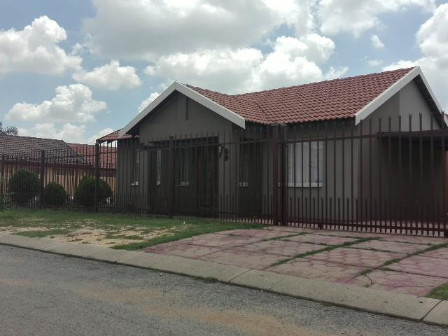 RENTAL JUST OPENED UP IN KARENPARK NEAR MANY AMENITIES!