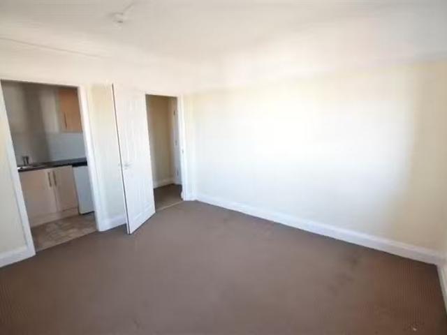 Deal! Studio flat for rent in Edmondsham House, Terrace Road.