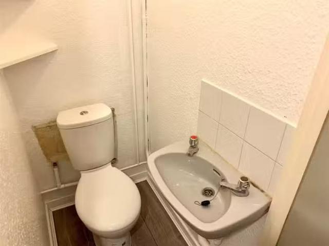Cheap Studio flat for rent in South Terrace, Littlehampton, BN17