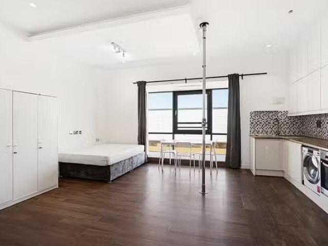 Deal! property to let in Weir Road, London, SW19 £1,300 pcm