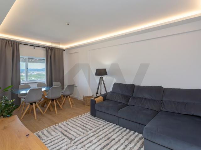RENTAL: Renovated and furnished 2 bedroom apartment in São Marcos, with plenty of natural light and