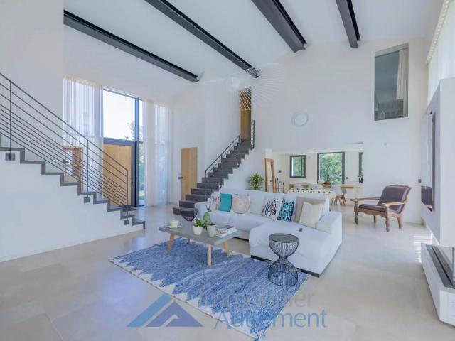Rental villa Le Tholonet, 6 rooms, 4 bedrooms, 200 m², €8,500 / Month