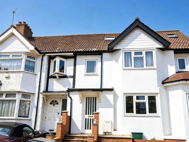 Renters Avenue, London NW4 3 bed flat to rent £2,000 pcm £462 pw