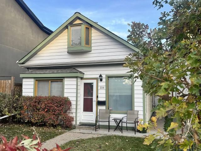 Renting entire house furnished for a 6 month term excellent location. — 1 Bedroom+ Den House