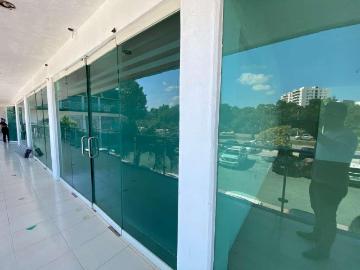 Rento variedad de oficinas en Plaza Royal Kabah por Av Torres de 40m2