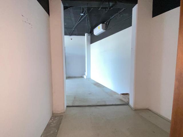 Rento ampli? local en av huayacan con 2 Ba?os privados de 120m2