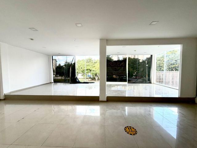 Rento Ampli? local oficina en Av Bonampak frente Puerto Canc?n de 180 m2 1er Nivel