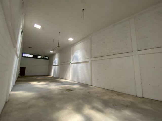 Rento Amplia bodega en Blvd. Colosio acceso hacia Central de Abastos de 300m2
