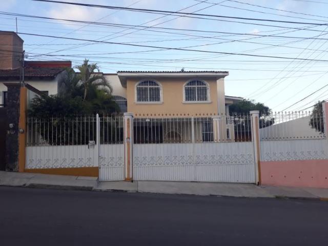 RENTO CASA MUY AMPLIA Y BONITA