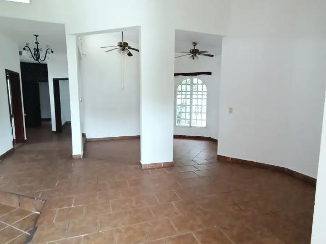 RENTO CASA CON ALBERCA EN SAN JOSÉ, TERAN