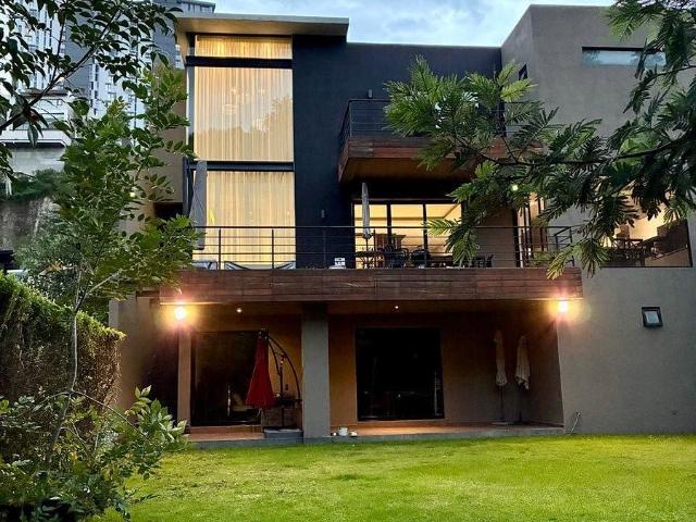 Rento casa en Bosque Real con amplio jardín