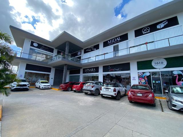Rento Local Comercial en Planta Alta Master Plaza, Av. Huayacan de 71m2 con terraza techada