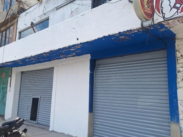 RENTO LOCAL CON 2 CORTINAS